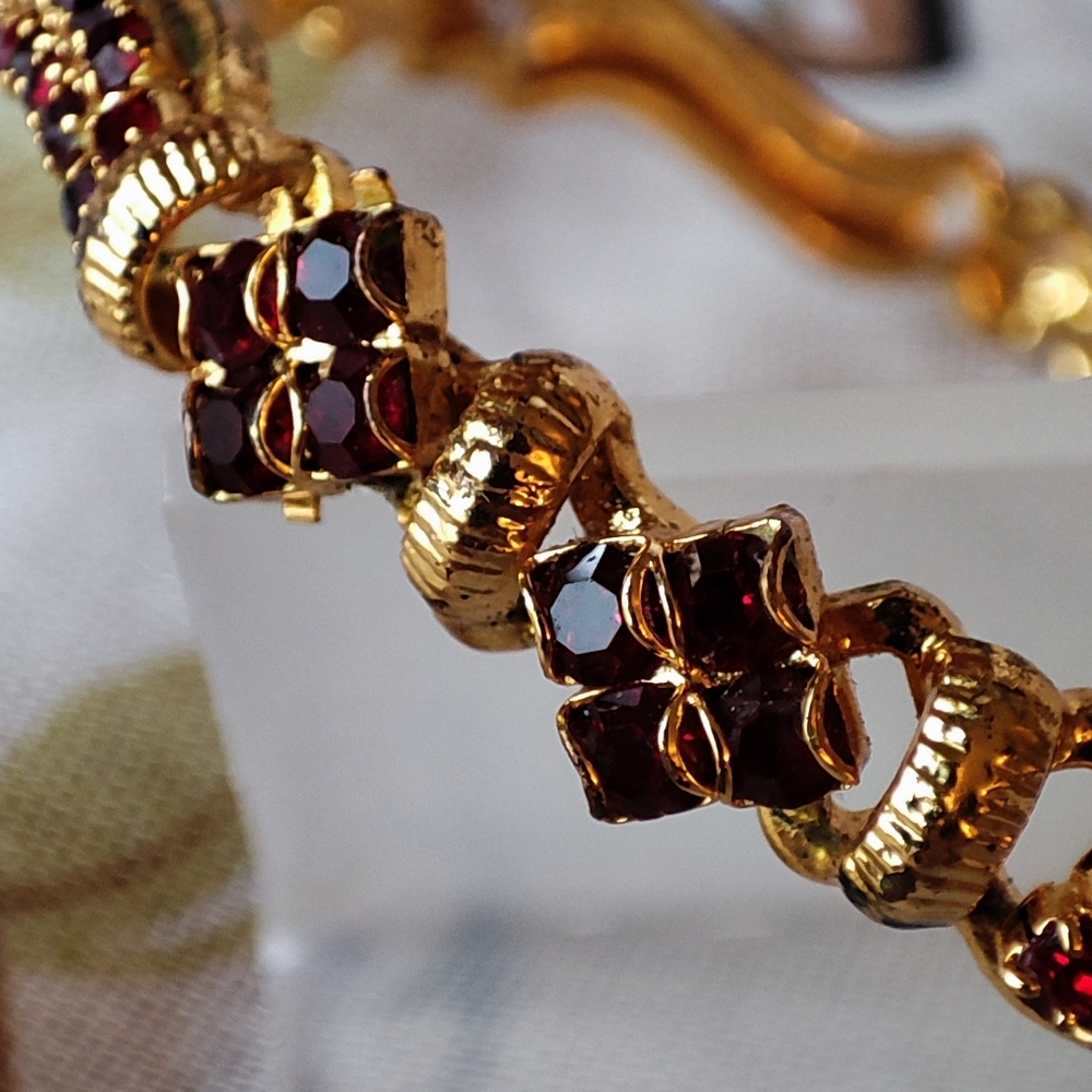 Ruby Garnet Red Rhinestone Prong Set Vintage Gold Tone Bangle Bracelet EUC